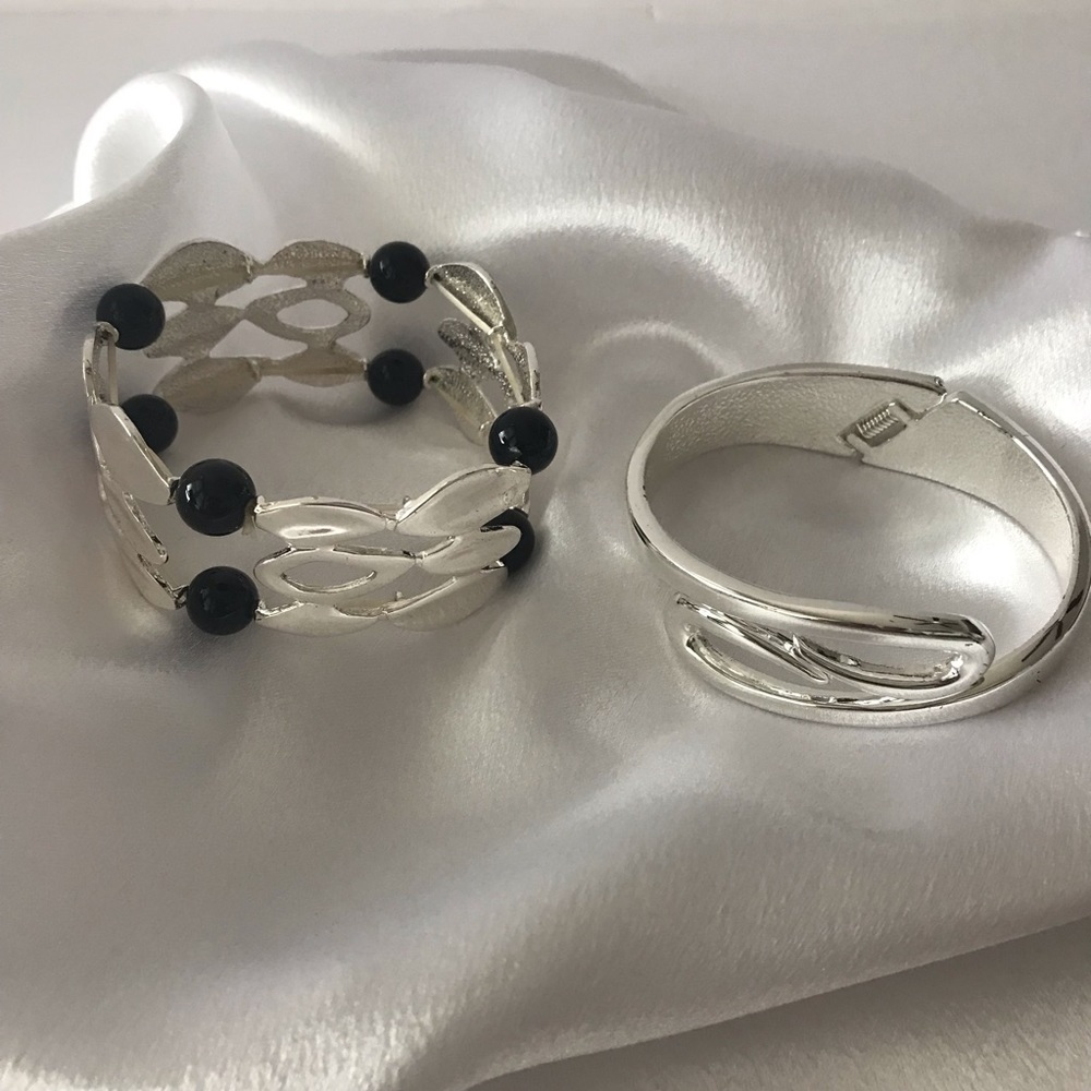 2 Bracelets in‎ silver and black